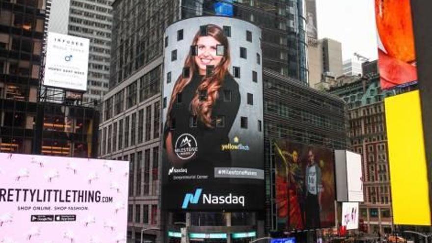 La alicantina Gala Gil Amat, proyectada en una pantalla gigante en Times Square, símbolo e icono de Nueva York.