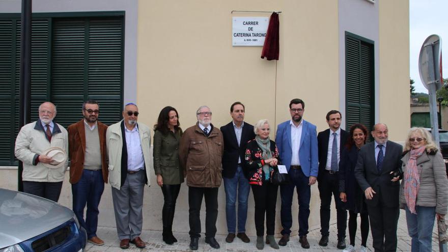 Asistentes al descubrimiento de la nueva placa en memoria de Caterina Tarongí.