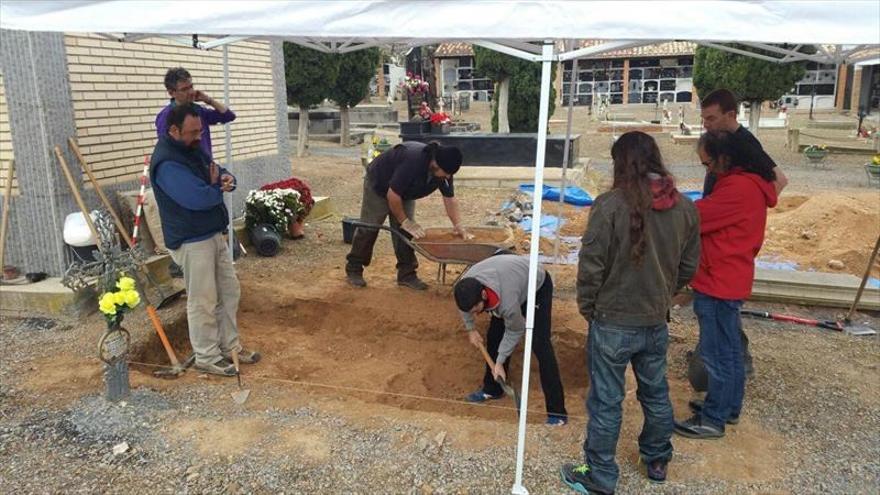 Las Cortes piden un protocolo para priorizar la exhumación de fosas