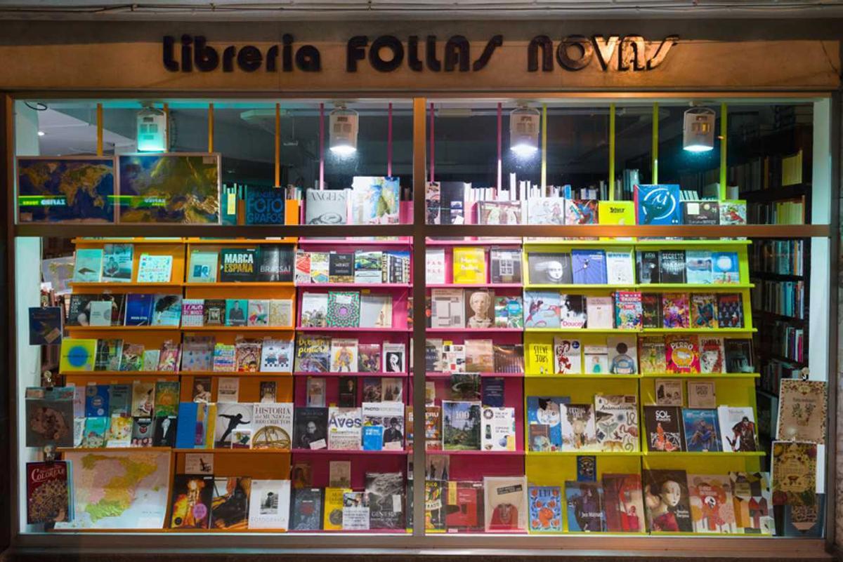 Escaparate de la librería Follas Novas