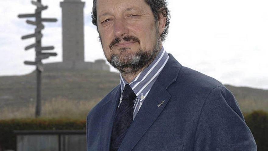 Xosé Antón Fraga, coa Torre de Hércules ás costas.