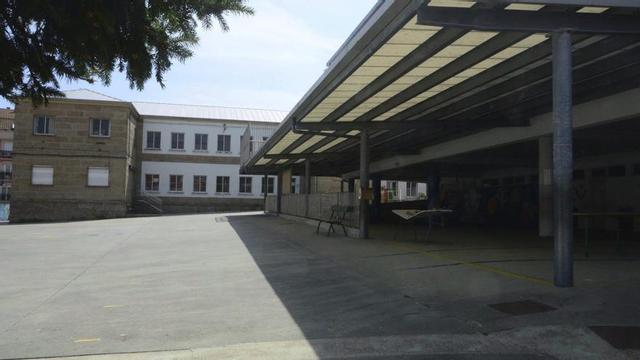 Colegio Nazaret, en el centro de Cangas. | GONZALO NÚÑEZ