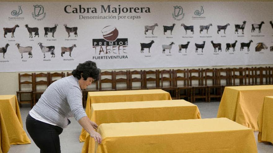 Una mujer prepara las mesas para el concurso nacional de quesos de cabra, ayer.