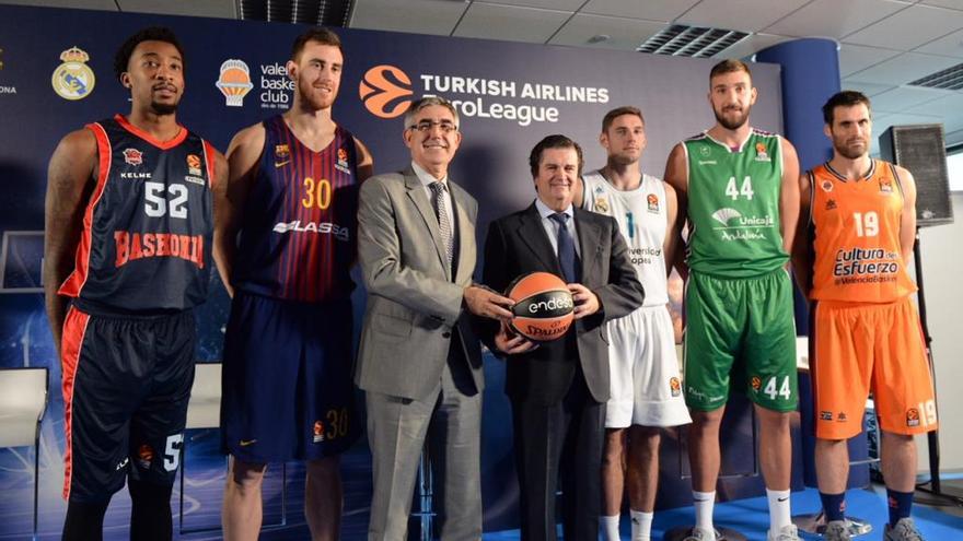 Los cinco representantes de los equipos españoles, con Borja Prado, de Endesa, y Jordi Bertomeu.