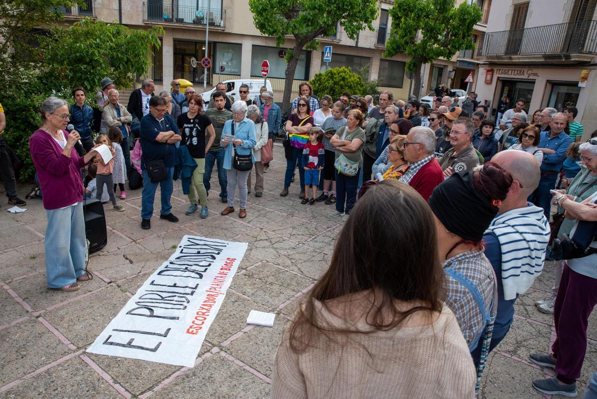 Veïns reclamant la consulta sobre la planta de biogàs, fa uns msos