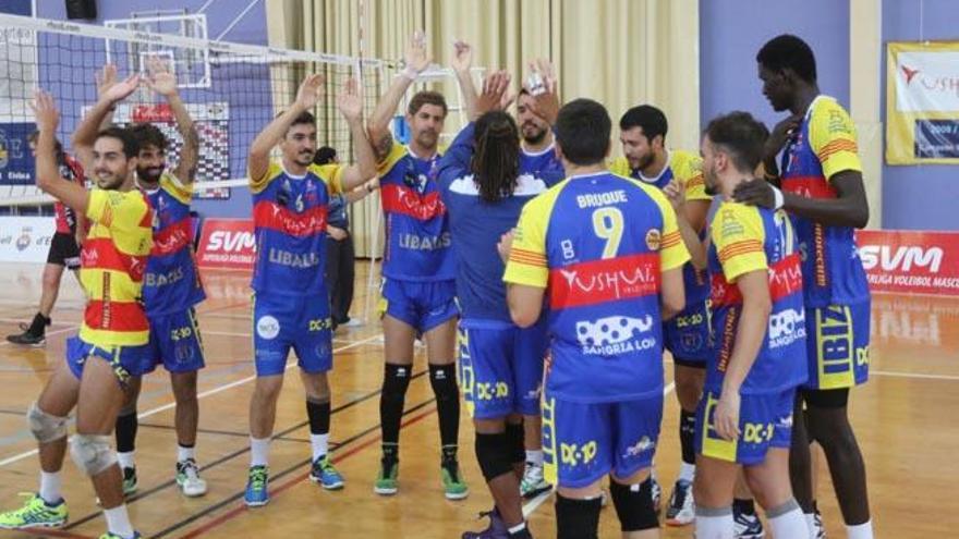 El equipo saluda a la afición tras un partido disputado ayer.