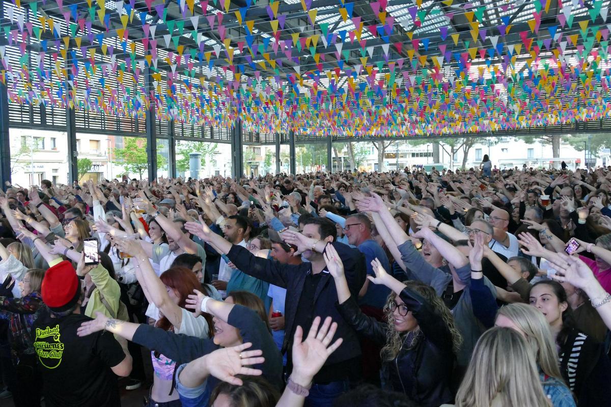 EN IMATGES | La plaça Catalunya de Figueres s'omple de gom a gom amb el concert de l'Orquestra Di-Versiones