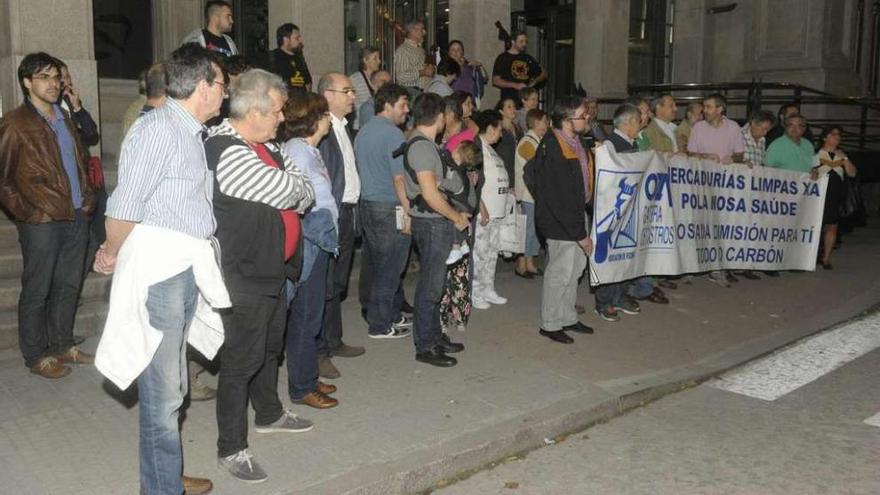 Vecinos de Os Castros, ayer, concentrados ante la Autoridad Portuaria. víctor echave