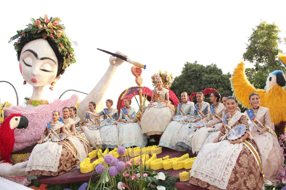 Tres generaciones de falleras en la Batalla de Flores