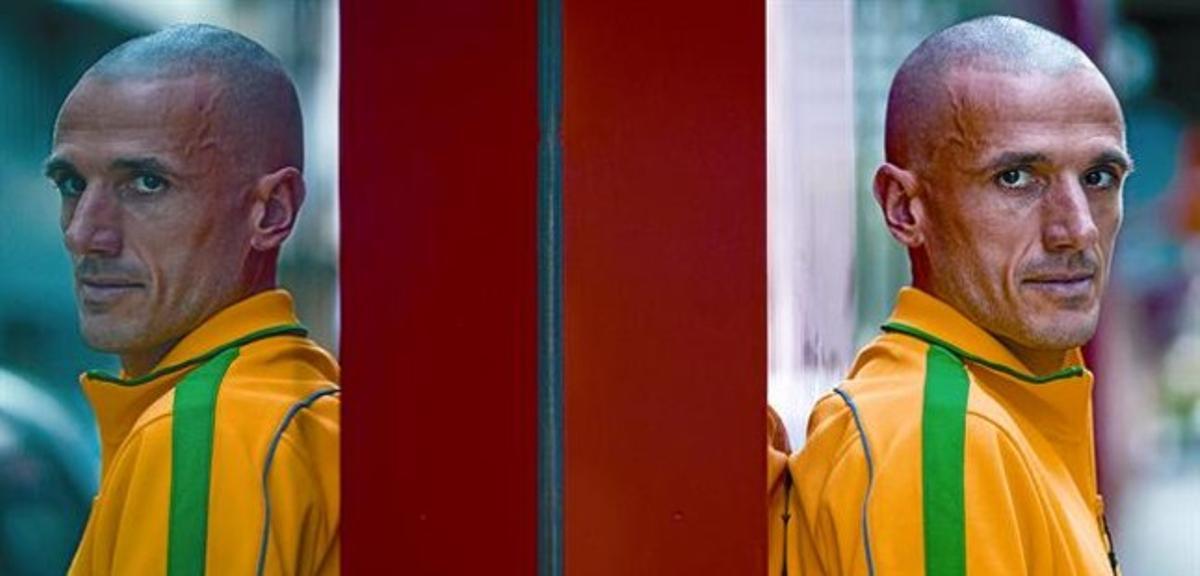 Chema Martínez posa al costat d’un mirall en un hotel de Castelló, ahir.