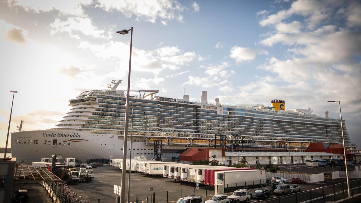 El crucero Costa Smeralda, en el Puerto de Santa Cruz de Tenerife.