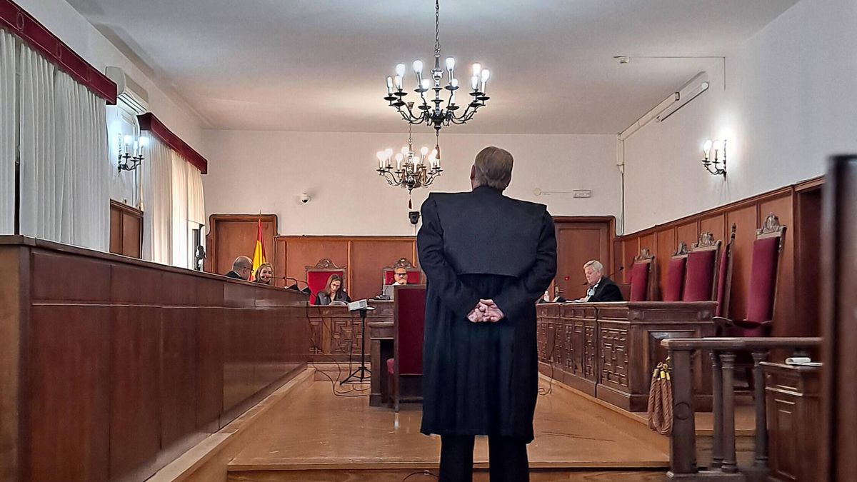 El acusado, con la toga, durante su declaración ante el tribunal.