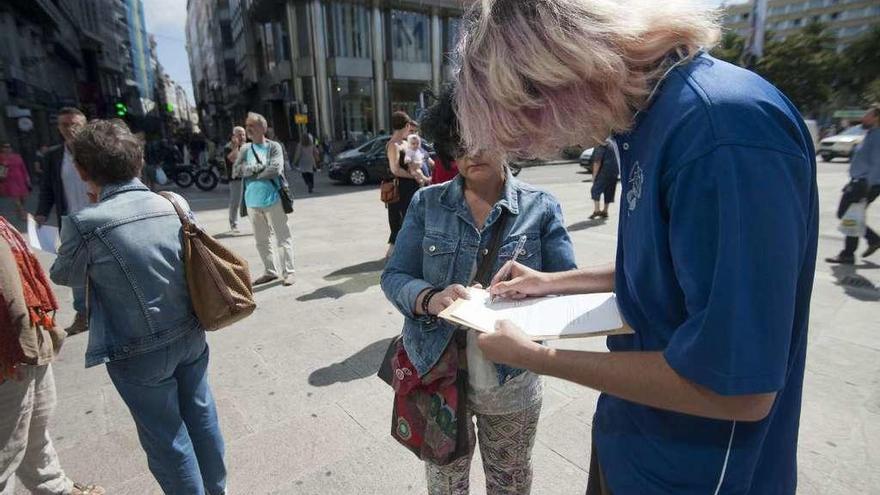 Un ciudadano firma, ayer en el Obelisco, por el regreso de la Filosofía a segundo de Bachillerato.