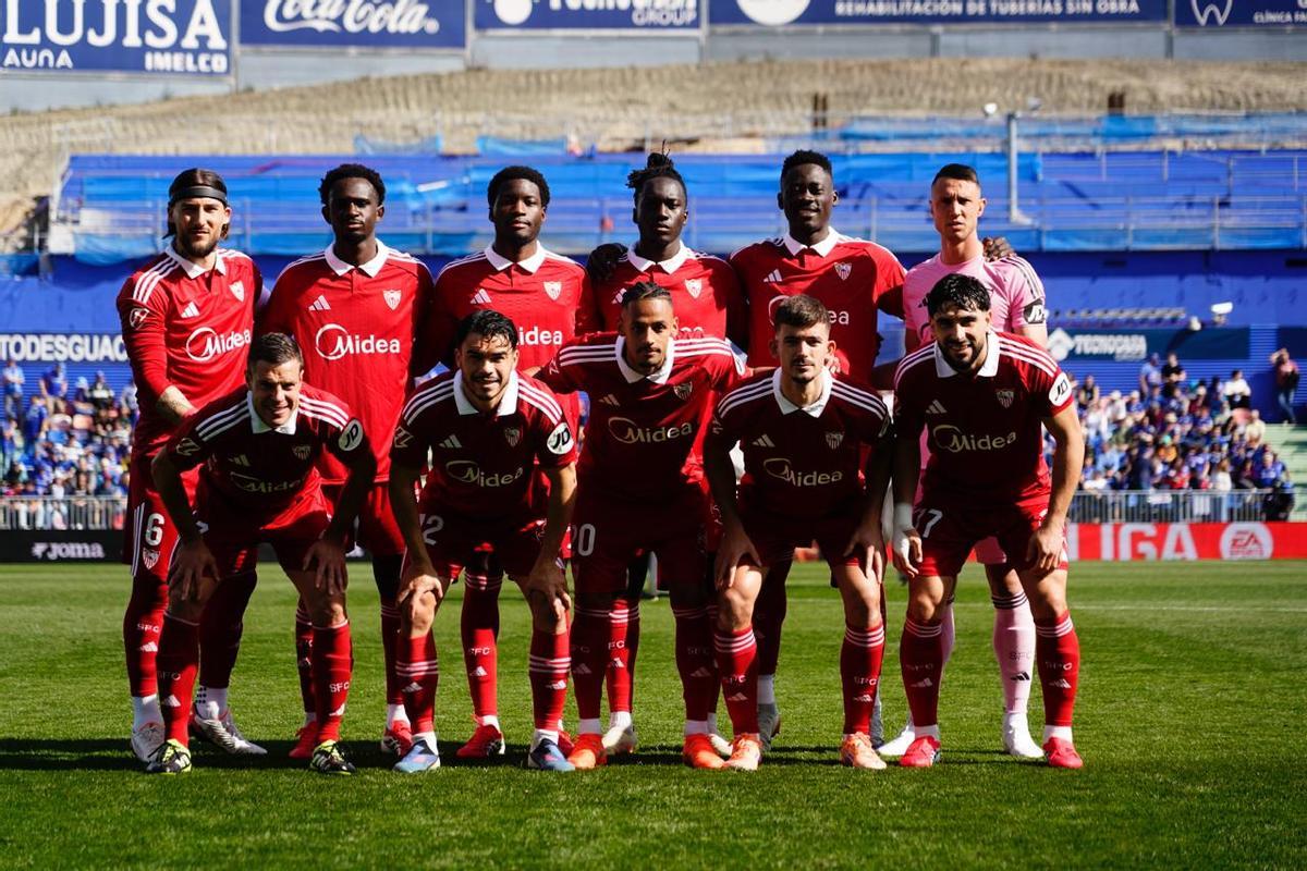 Los jugadores del Sevilla posan antes del partido contra el Getafe en el Coliseum