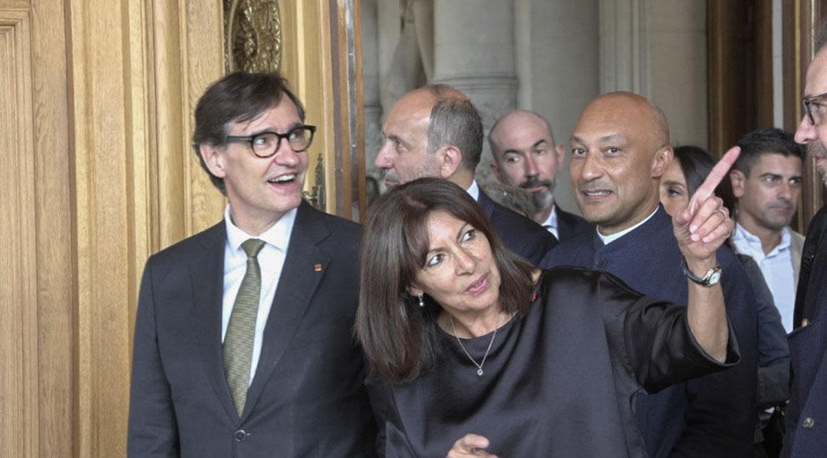 PARÍS, 12/09/2025.- El presidente de la Generalitat de Catalunya Salvador Illa, durante su encuentro con la alcaldesa de la capital francesa, Anne Hidalgo,este viernes en París.-EFE/ Isabel Rodríguez Ramiro