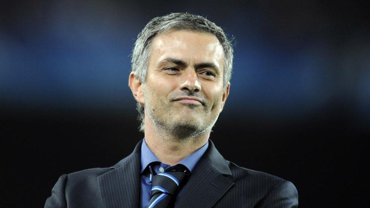 Mourinho, satisfecho durante el transcurso de la ida de la Champions League 2010 contra el Barça