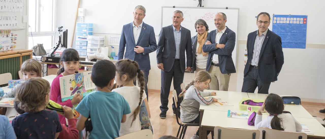 Visita del conseller González-Cambray en què es va fer pública la integració de l'escola a la xarxa pública