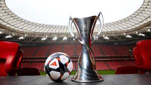 El balón oficial y el trofeo de la final de la Champions 2024 que se disputará el 25 de mayo en San Mamés