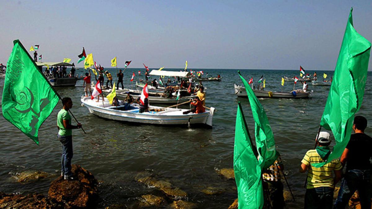 Pescadors libanesos mostren el seu suport a Hezbol·là durant una protesta contra Israel, davant de la costa de Tyre, al sud del Líban.