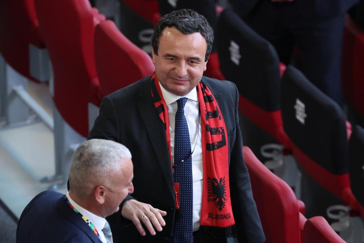 El primer ministro de Kosovo, Albin Kurti, asiste a un partido entre Albania y España en Dusseldorf, el pasado 24 de junio.