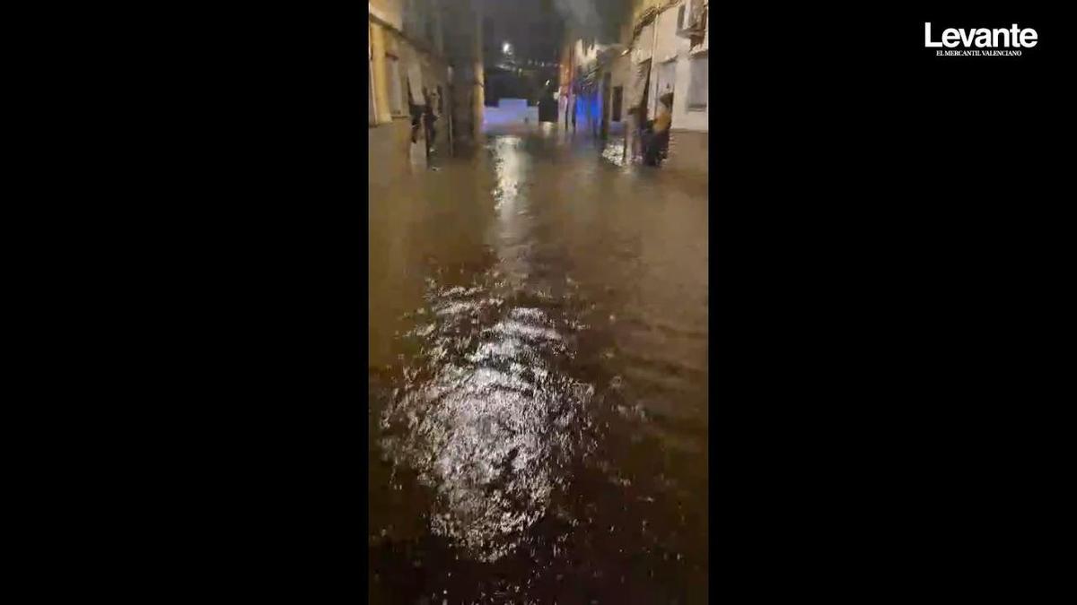 El barranco de Barxeta se desborda en Carcaixent e inunda Cogullada