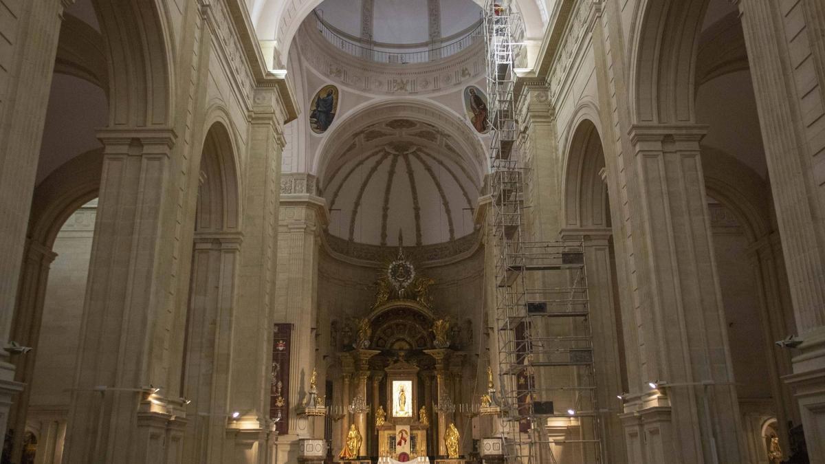 Instalan un andamio de 28 metros de altura dentro de la colegiata para reparar algunas zonas del techo de la Seu de Xàtiva.