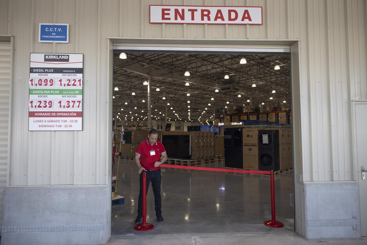 En imágenes | Los secretos del híper de Costco en Zaragoza: formatos XXL, precios bajos y hasta lingotes de oro