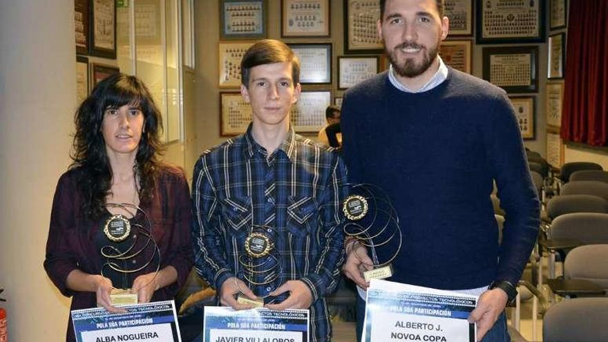 Los premiados Alba Nogueira, Javier Villalobos y Alberto Novoa. // Duvi