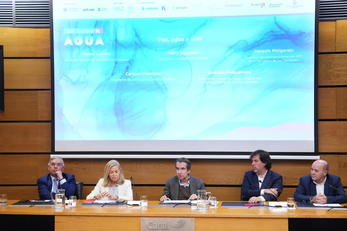 Rafael Lobeto, secretario general de la Fundación Cousteau; Carmen Palomino, presidenta de la Fundación Océano Solidario; Pablo Cousteau, adjunto al presidente de Asepelt; Gonzalo Delacámara, director del Centro de Agua y Adaptación al Cambio Climático de IE Universidad, y Joaquín Melgarejo, portavoz de Medio Ambiente del PP en el Congreso. | X. A.