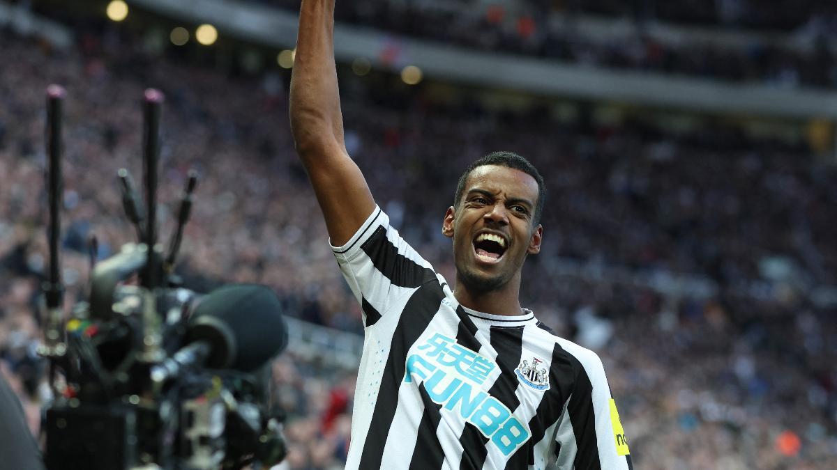Isak celbrándo un gol con el Newcastle