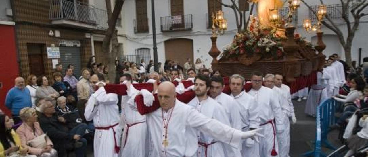 El Santo Entierro de Gandia cambia la ruta para huir del alboroto de los bares