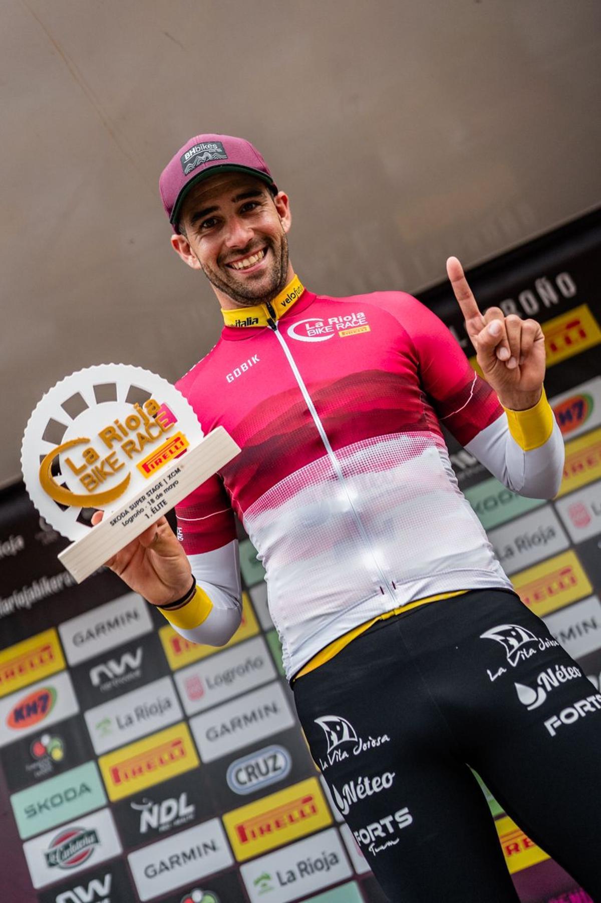 Felipe Orts, con su trofeo de ganador de La Rioja Bike Race