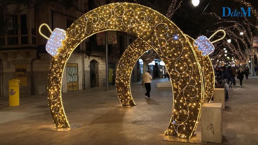 Weihnachtsbeleuchtung in einer Straße von Palma.