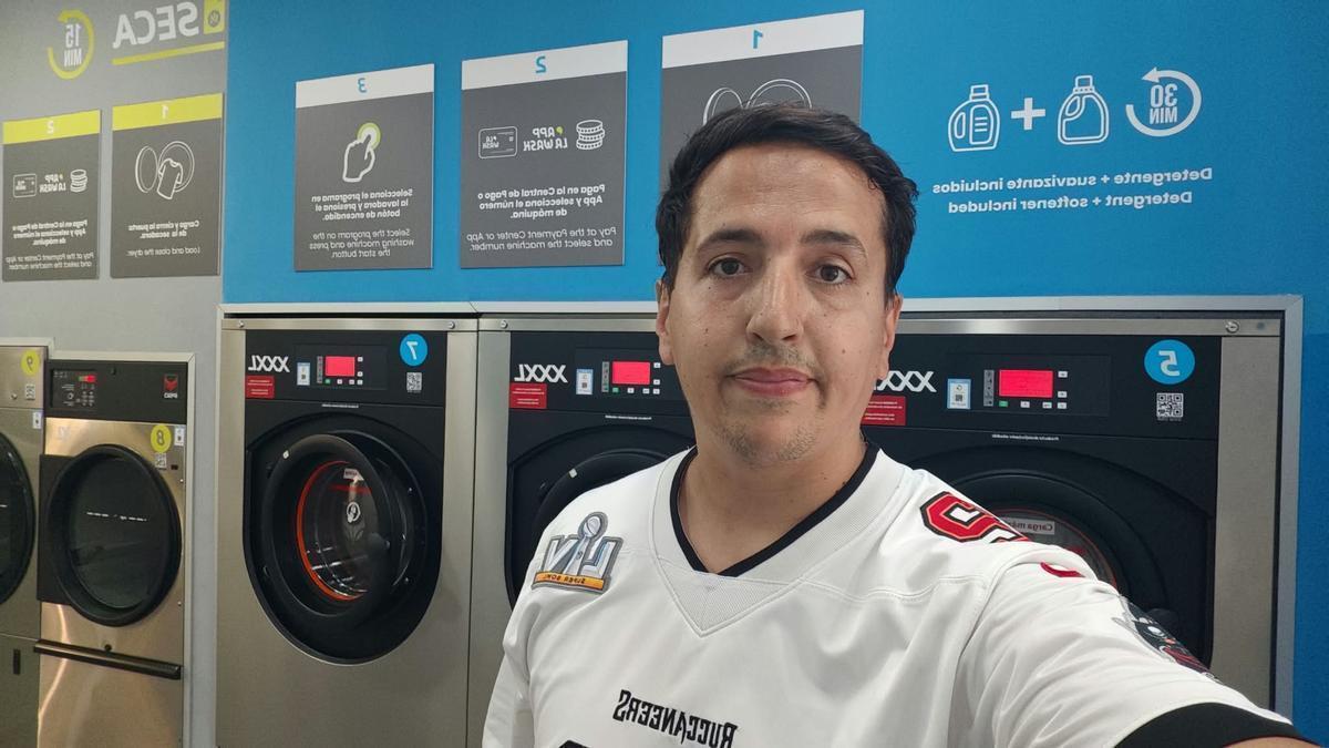 Domingo Varela, vecino de la avenida Islas Canarias, en la lavandería donde acude desde hace tres meses para hacer la colada.