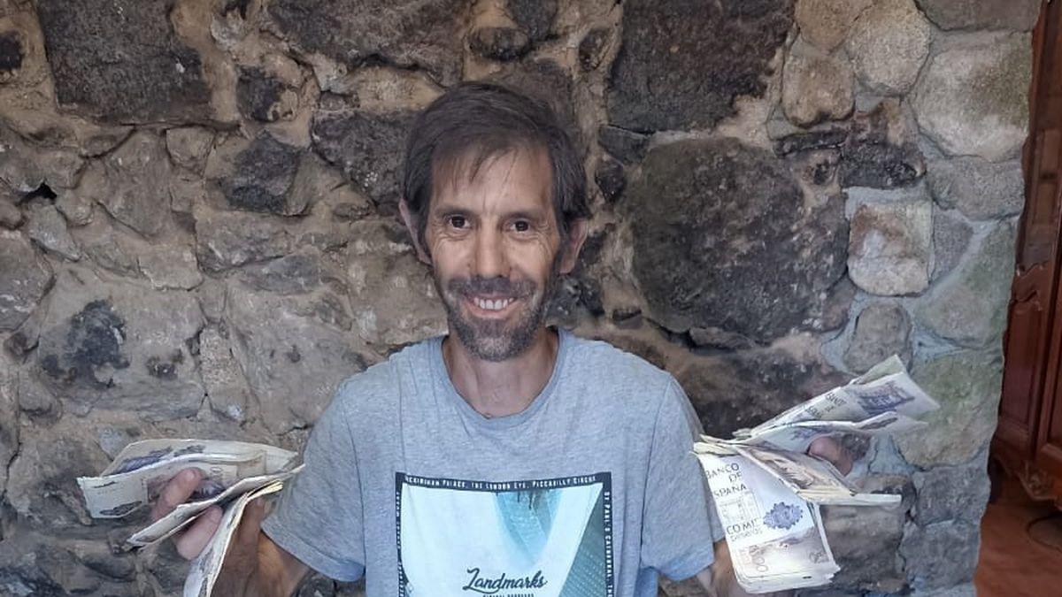 Toño, en su casa de Sober, con parte del dinero encontrado.