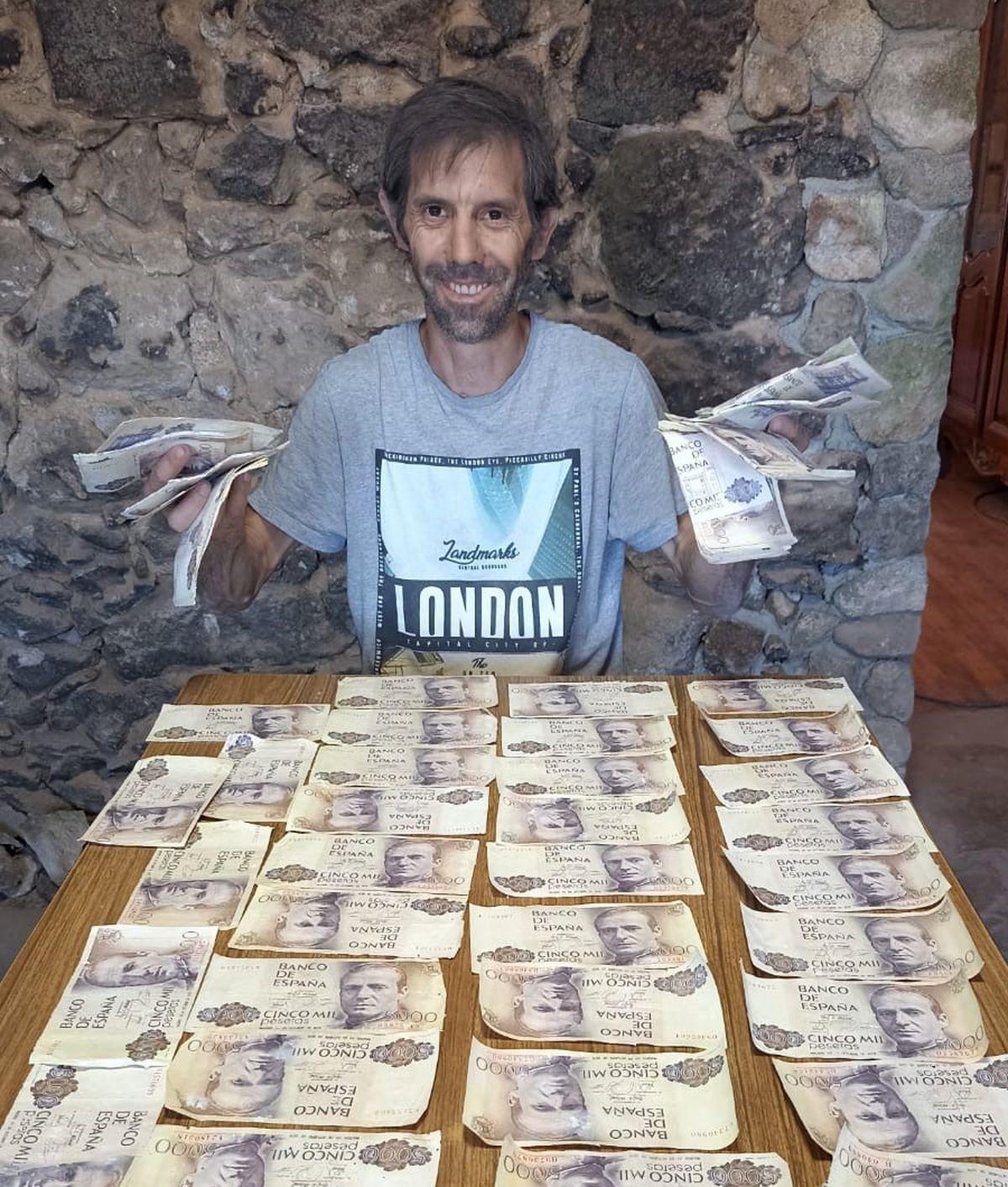 Toño, en su casa de Sober, con parte del dinero encontrado.