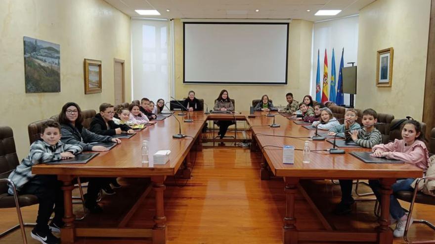 Alumnos del colegio de Las Vegas, en el Ayuntamiento de Corvera.