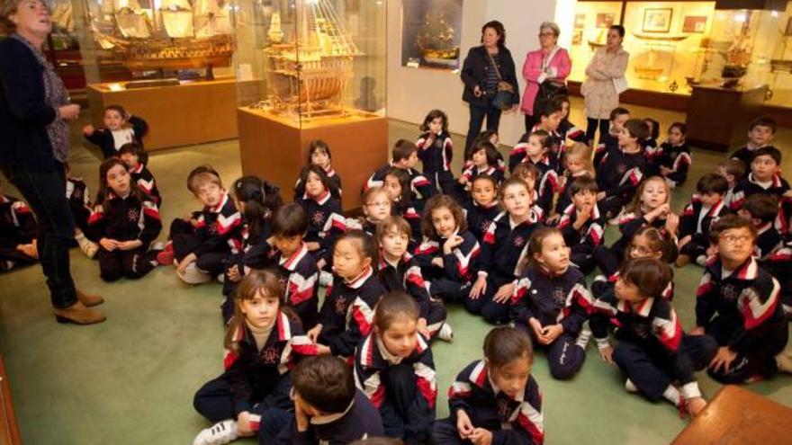 Los pequeños del Colegio Santo Ángel de la Guarda atienden a las explicaciones de Pilar Carrasco.