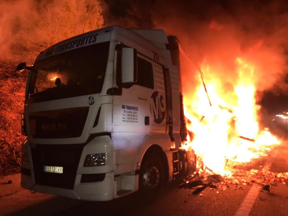 Un camió ha quedat completament cremat a l''autopista, a l''alçada de Bàscara