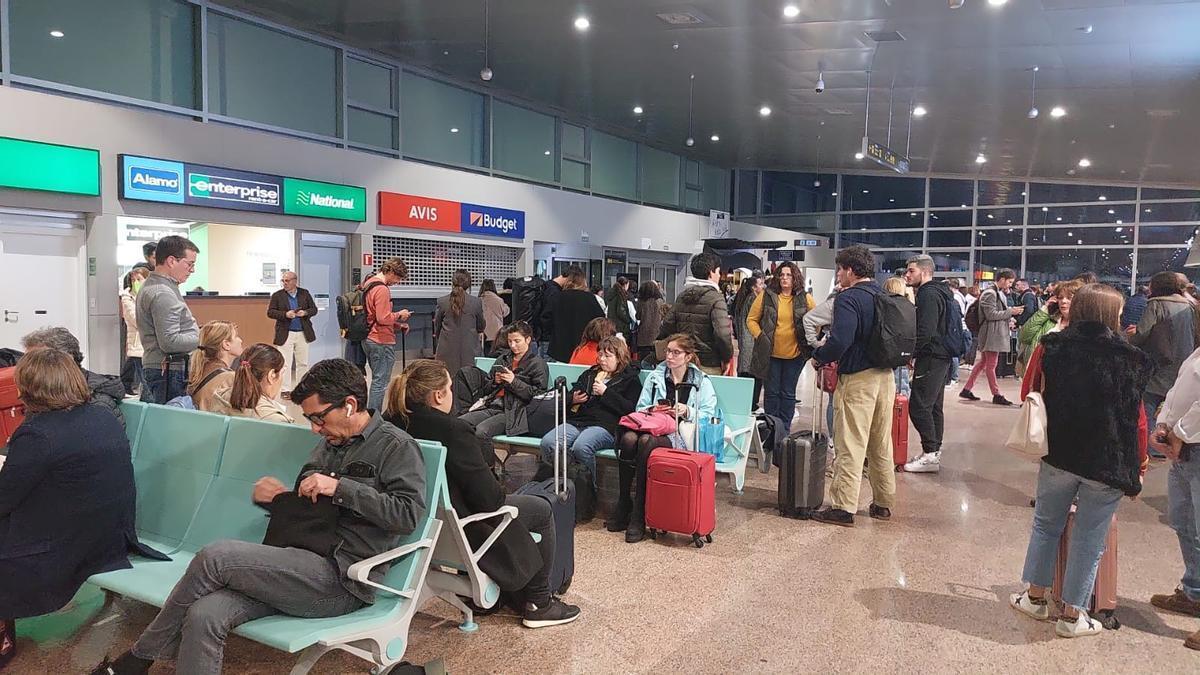 Pasajeros en el aeropuerto de Vigo, esta tarde.