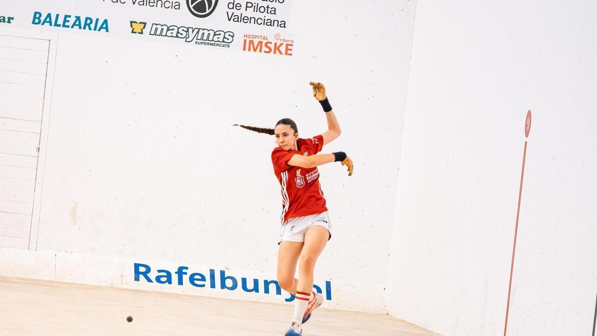 Isabel juga des del resto al trinquet de Rafelbunyol.