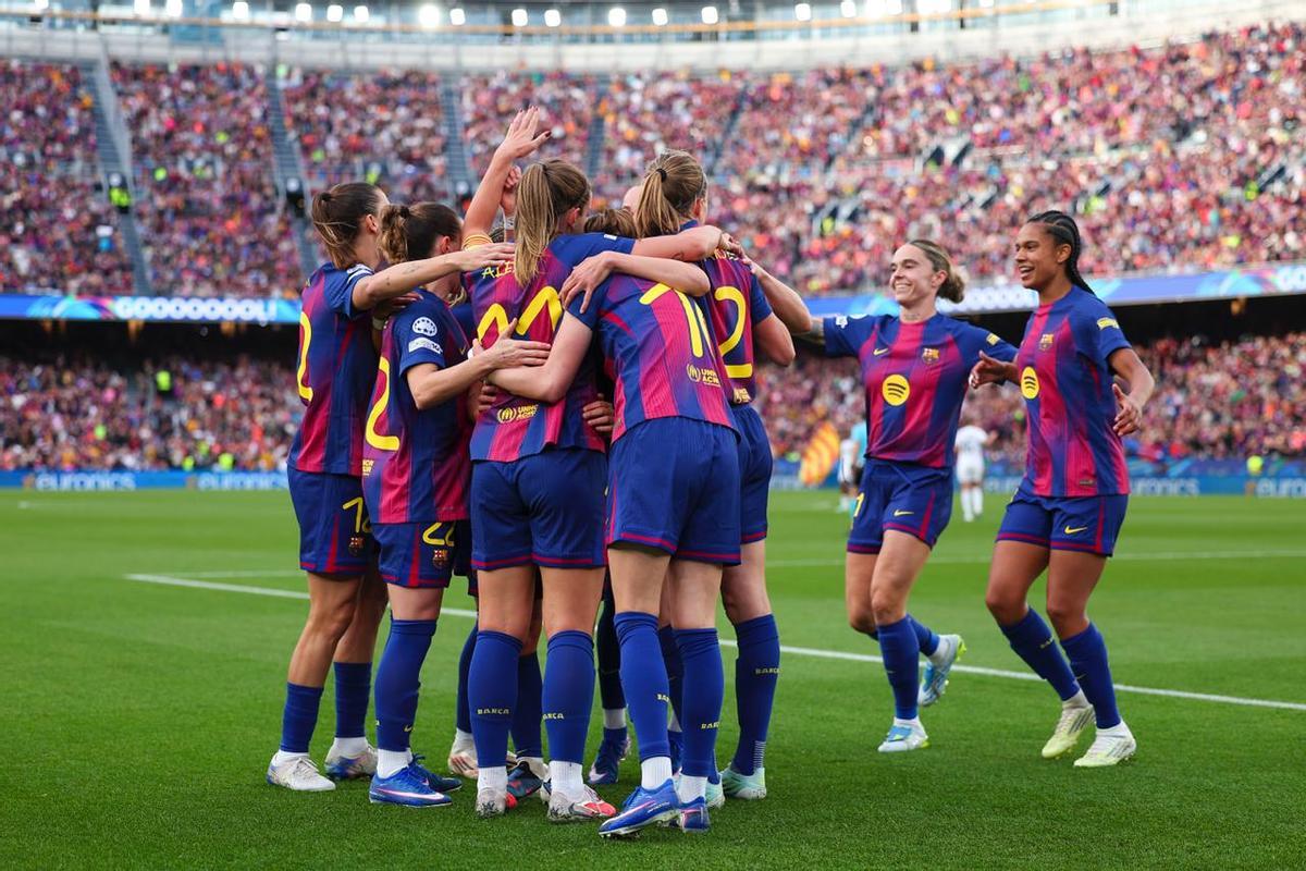 Las jugadoras del Barça celebran el tanto de Alexia