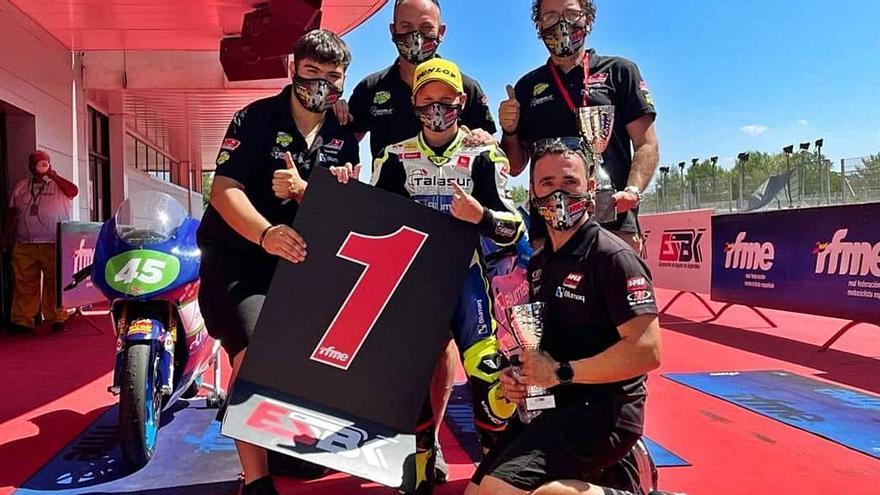 Carlos Cano triunfa en el Nacional de Moto4 con el embrague roto