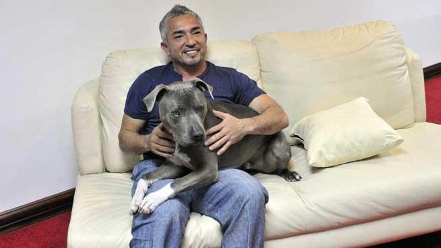 César Millán, con uno de sus perros.