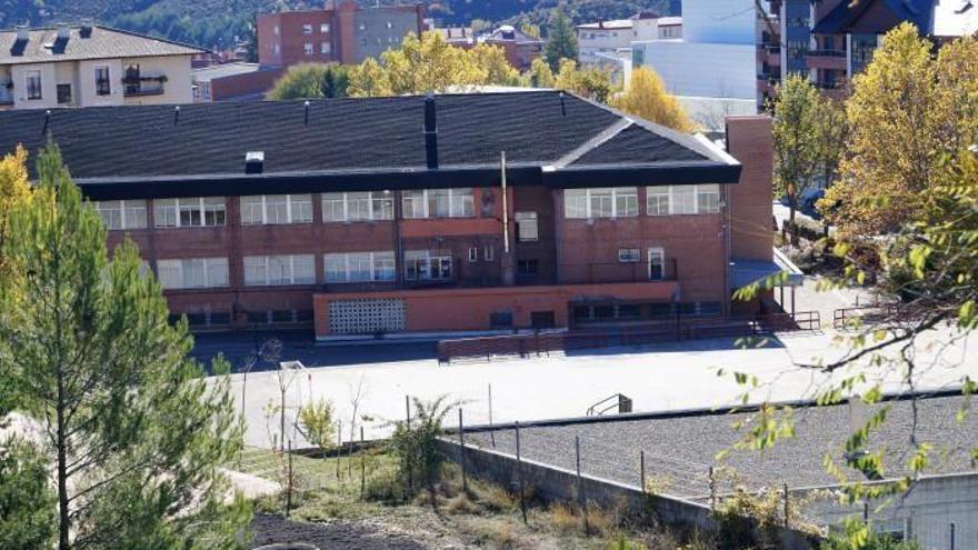 Los padres de un colegio reparten mascarillas por la huelga de limpieza