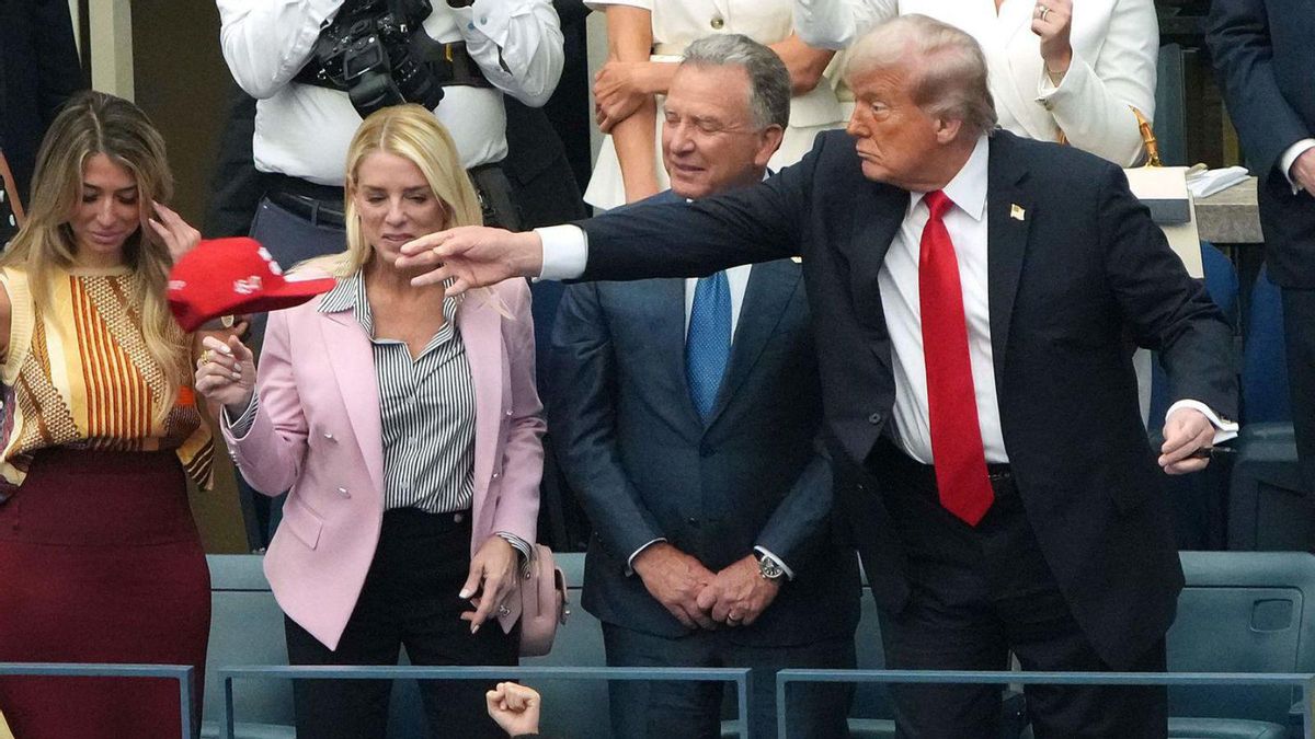 Donald Trump llança una gorra firmada a un seguidor, ahir a la final a Nova York. | KEVIN DIETSCH / AFP