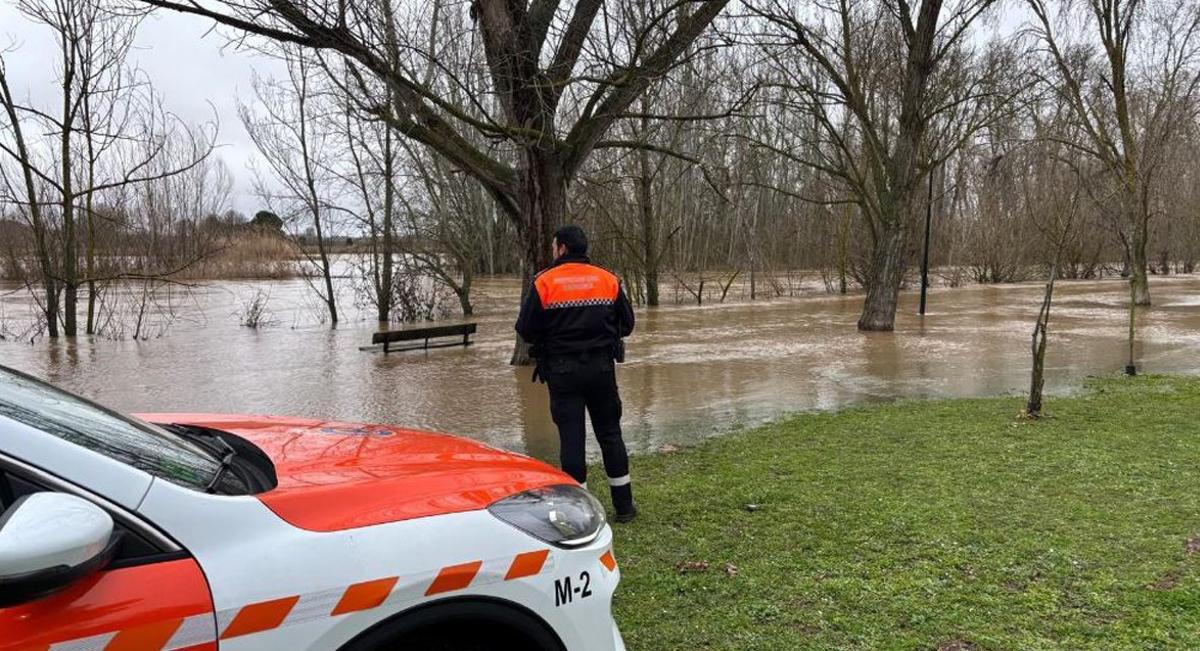 Paseo de los Tres Árboles, inundado por la crecida del Duero. | PROTECCIÓN CIVIL