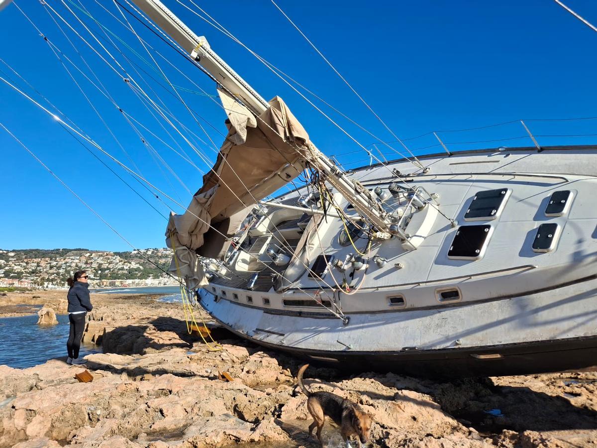 De encallado a requetencallado: las espectaculares imágenes del velero de Xàbia tras la borrasca Harris
