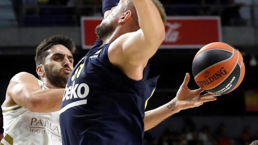 Campazzo, ante Mahmutoglu y Stimac.