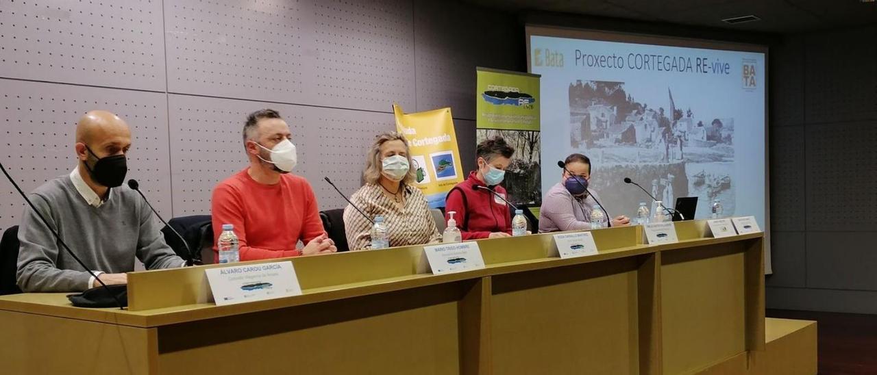 Álvar Carou, Mario Trigo, Rosa Carballo, Emilia Castro y Javier Tobío, ayer en la presentación.